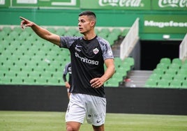 Luis Pareja, con la camiseta del Sanse.