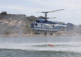 El helicóptero modelo Kamov es capaz de soltar hasta 4.500 litros en cada descarga en un incendio.