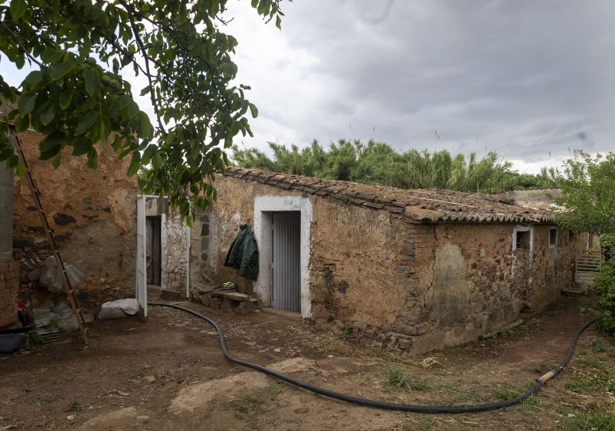 Imagen principal - Arriba, exterior de la casa molino. Debajo, su interior con los utensilios que utiliza la Asociación Amigos de la Ribera. Sobre estas líneas, las huertas del Marco, al lado de la casa molino de los Acedo.