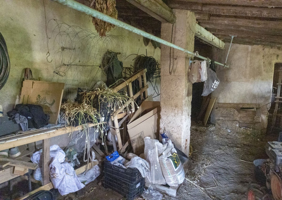 Imagen secundaria 1 - Arriba, exterior de la casa molino. Debajo, su interior con los utensilios que utiliza la Asociación Amigos de la Ribera. Sobre estas líneas, las huertas del Marco, al lado de la casa molino de los Acedo.