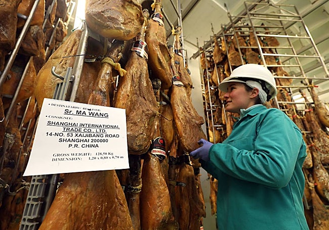 Jamones ibéricos del grupo Montesano, en Jerez de los Caballeros, con destino a Shanghai, la capital económica china. H