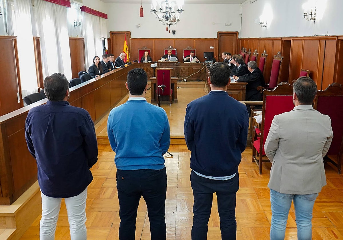 El oficial, a la derecha, junto a los tres compañeros que han reconocido que se excedieron.