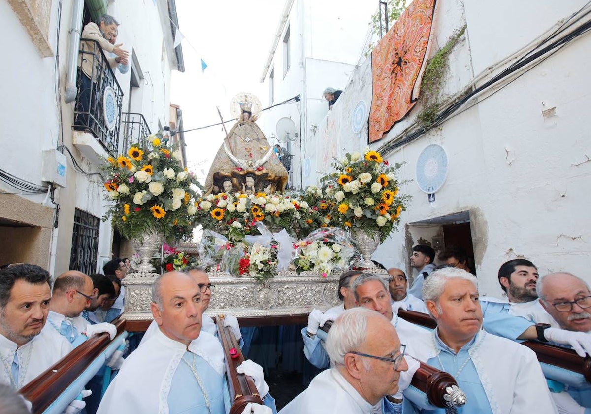 La Virgen de la Montaña, el pasado mes de abril en la calle Caleros durante su bajada ordinaria.