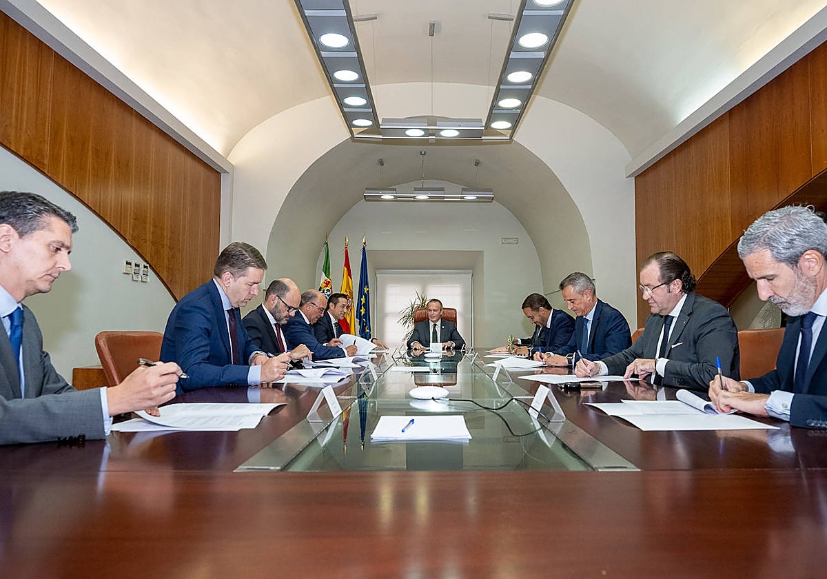 Firma del convenio este miércoles entre la Junta y las entidades financieras.