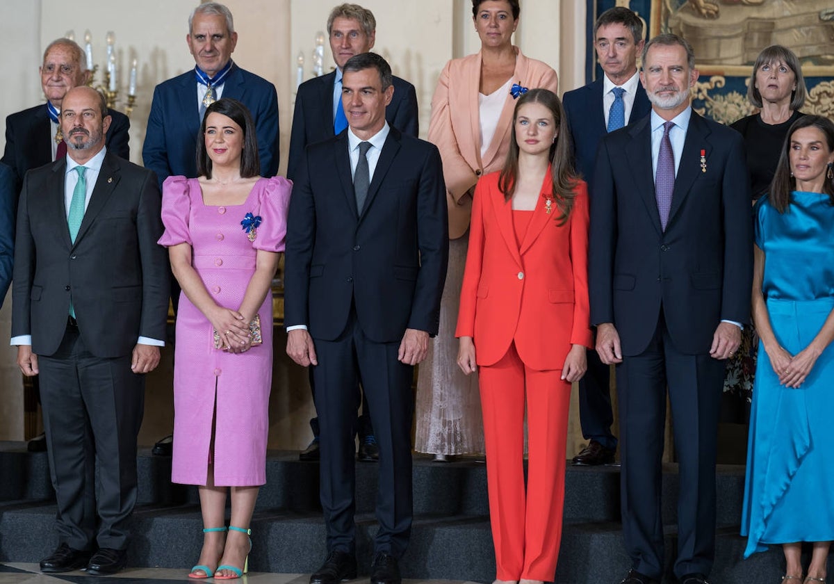 José Luis Quiñones, tras Pedro Sánchez, en la foto de familia del acto.