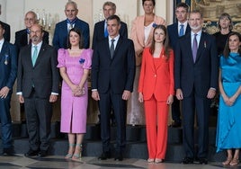 José Luis Quiñones, tras Pedro Sánchez, en la foto de familia del acto.