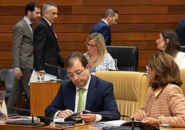 Vara abandona la Asamblea de Extremadura tras su última intervención, el pasado julio.