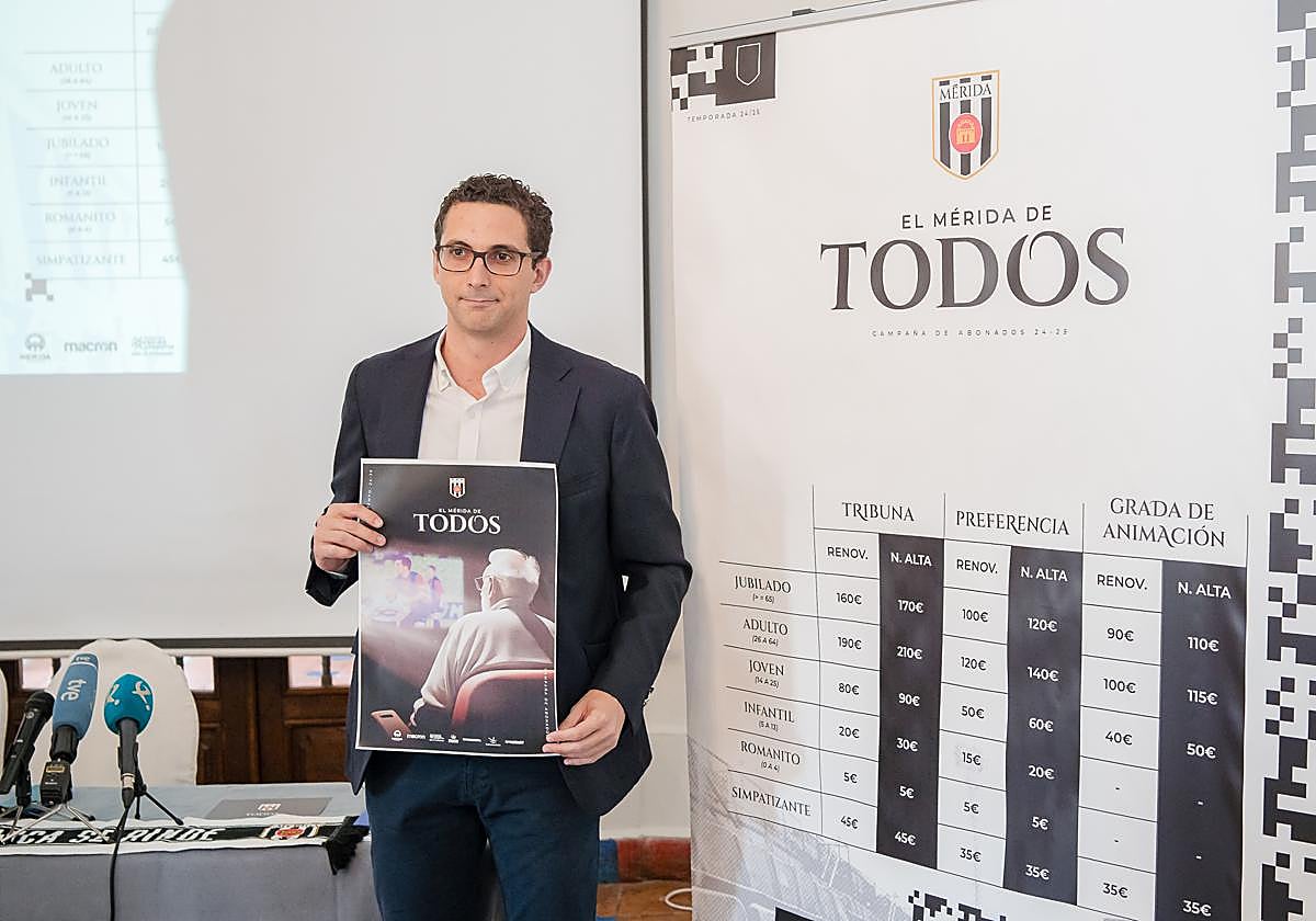 Alejandro Pérez, director general del club, presentando la campaña en el Parador de Mérida.