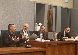 El acusado, T. A., a la izquierda, durante su declaración en el juicio.