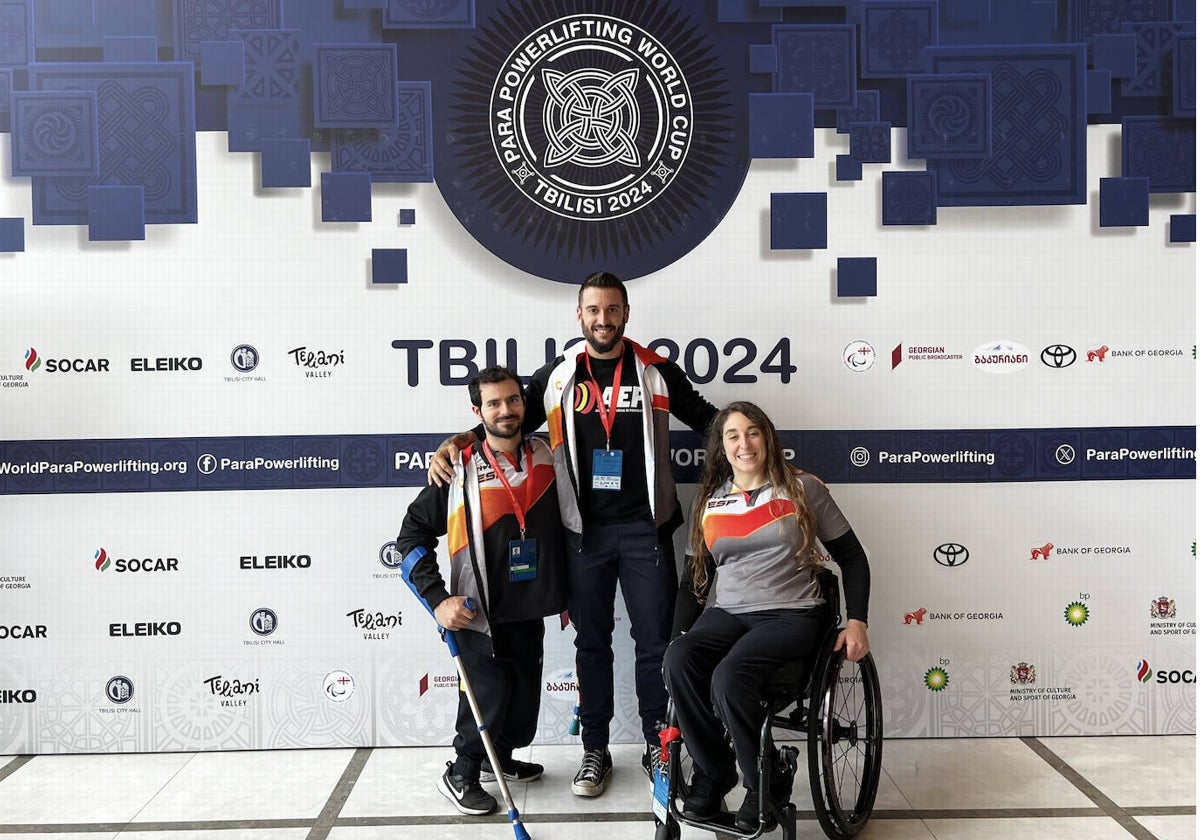 Loida, con su entrenador y el madrileño David Gómez.