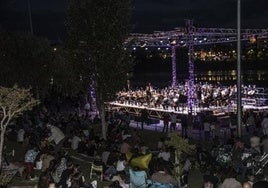 Actuación de la Orquesta Joven de Extremadura en el embarcadero del Guadiana en Badajoz.