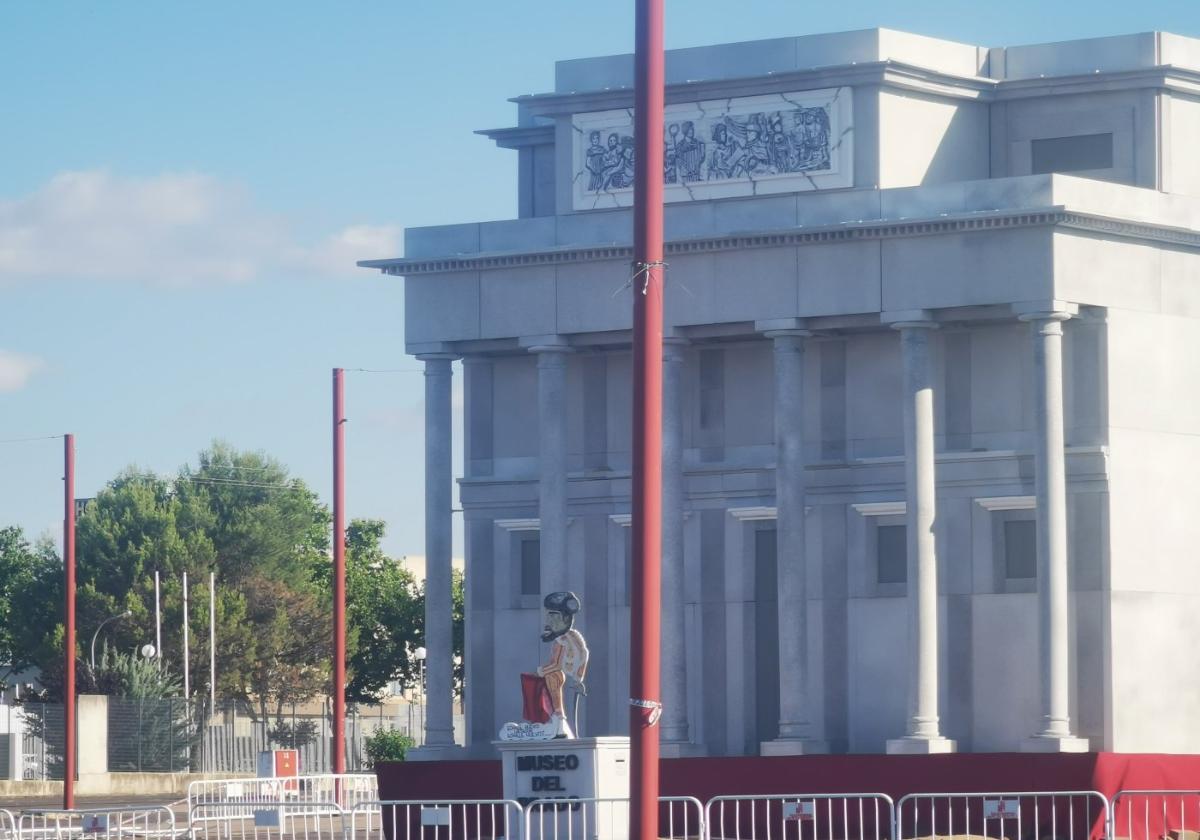 La escultura recrea el Museo del Prado y el Guernica.