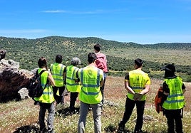 Estudiantes de Geología de la Universidad de Salamanca, el pasado mes de mayo durante su visita al entorno de Las Herrerías.