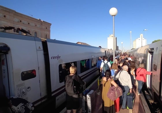 Estación de Torrijos, con el tren Alvia averiado con 260 pasajeros dentro.