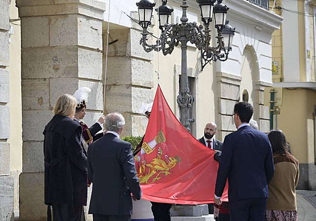 El izado de bandera de Badajoz el día de San José.