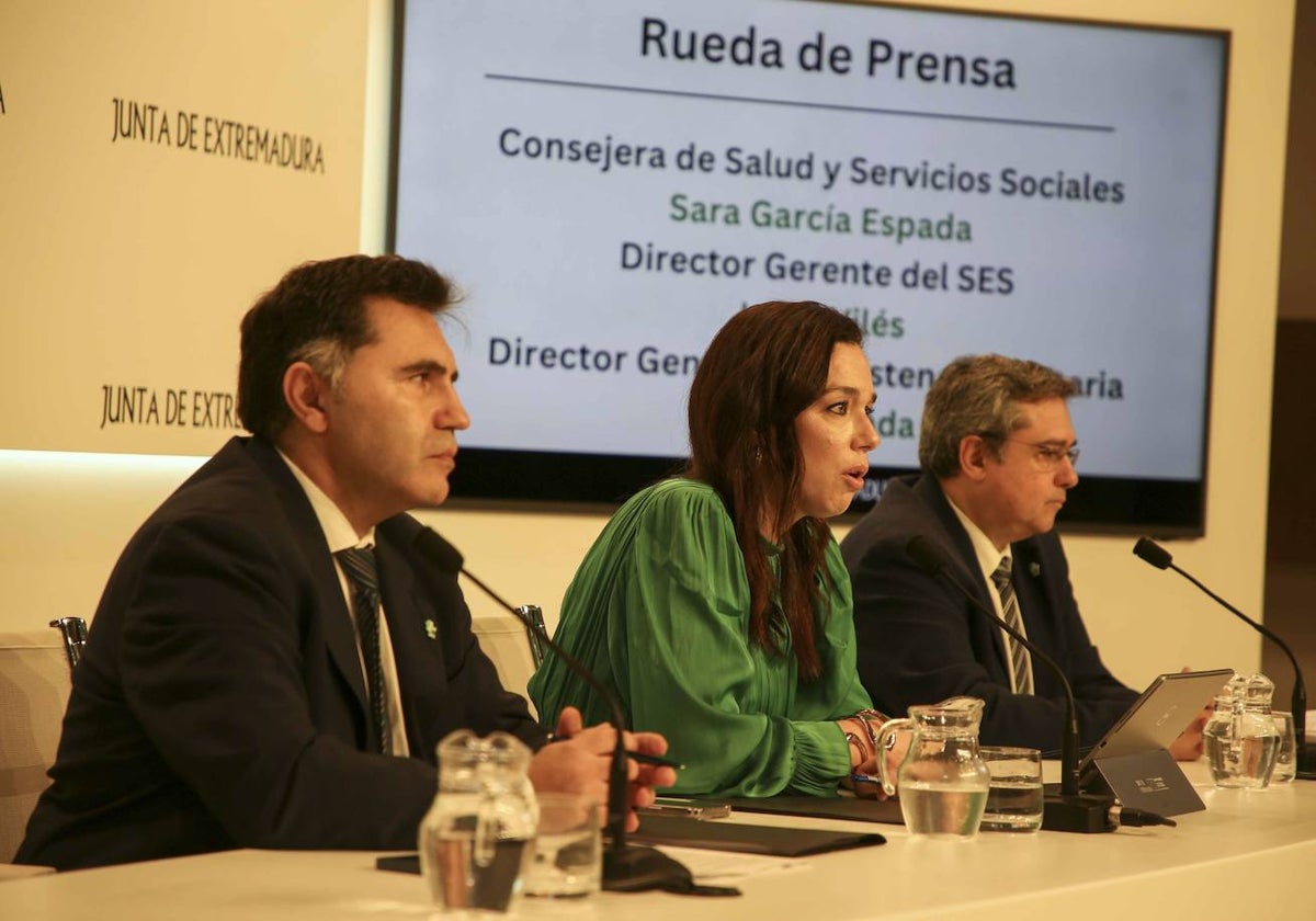 Jesús Vilés ( gerente del SES), García Espada y Félix Miranda, director general de Asistencia Sanitaria. en febrero pasado al informar de las listas de espera al acabar 2023