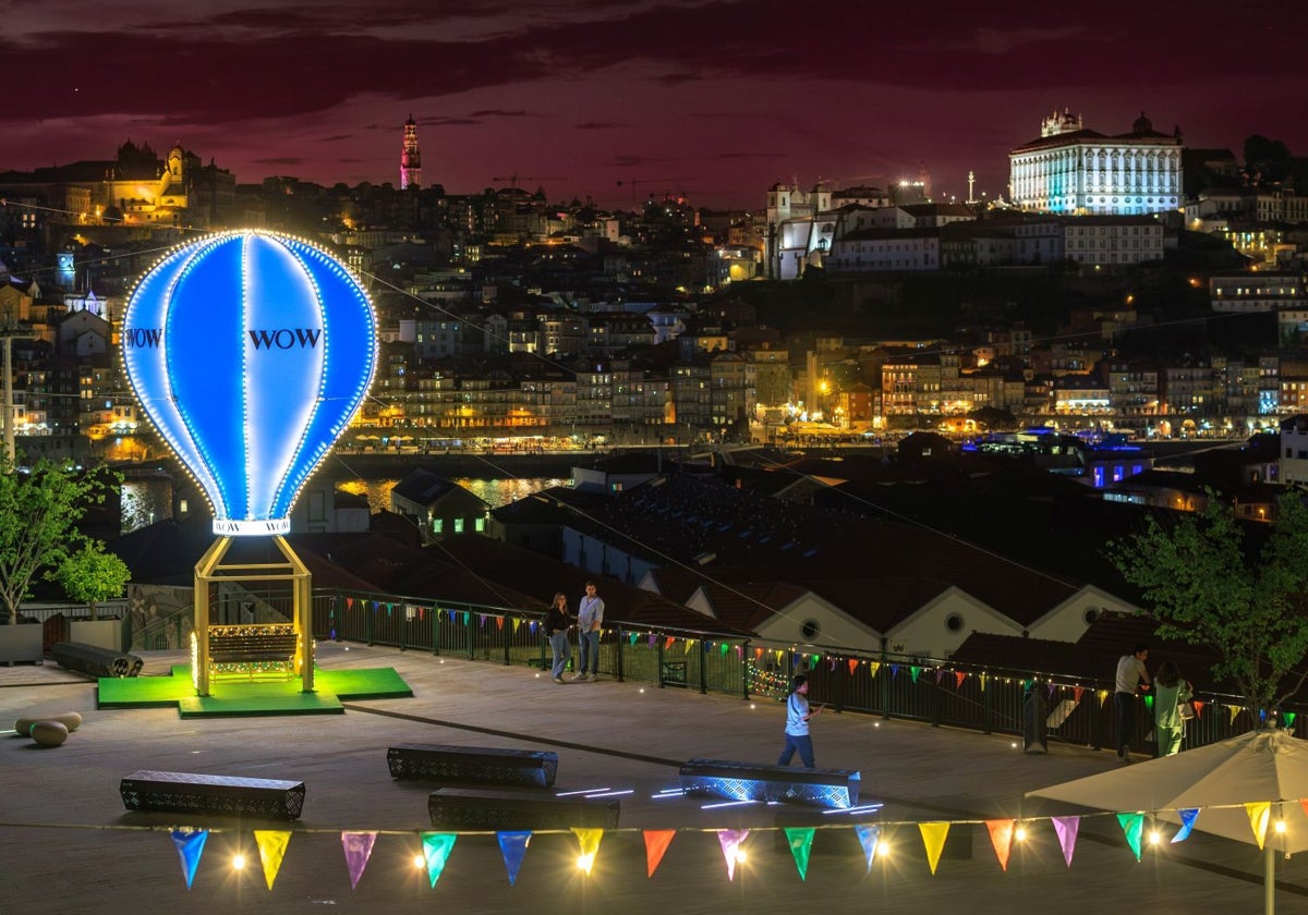 Vista nocturna de la ciudad de Oporto desde la plaza central de WOW, en Vila Nova de Gaia.