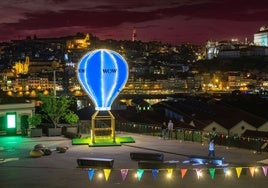 Vista nocturna de la ciudad de Oporto desde la plaza central de WOW, en Vila Nova de Gaia.