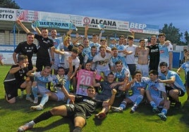 Los jugadores del Coria celebran el ascenso a Segunda RFEF en La Isla.