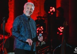 Tom Jones en el escenario del Teatro Romano.