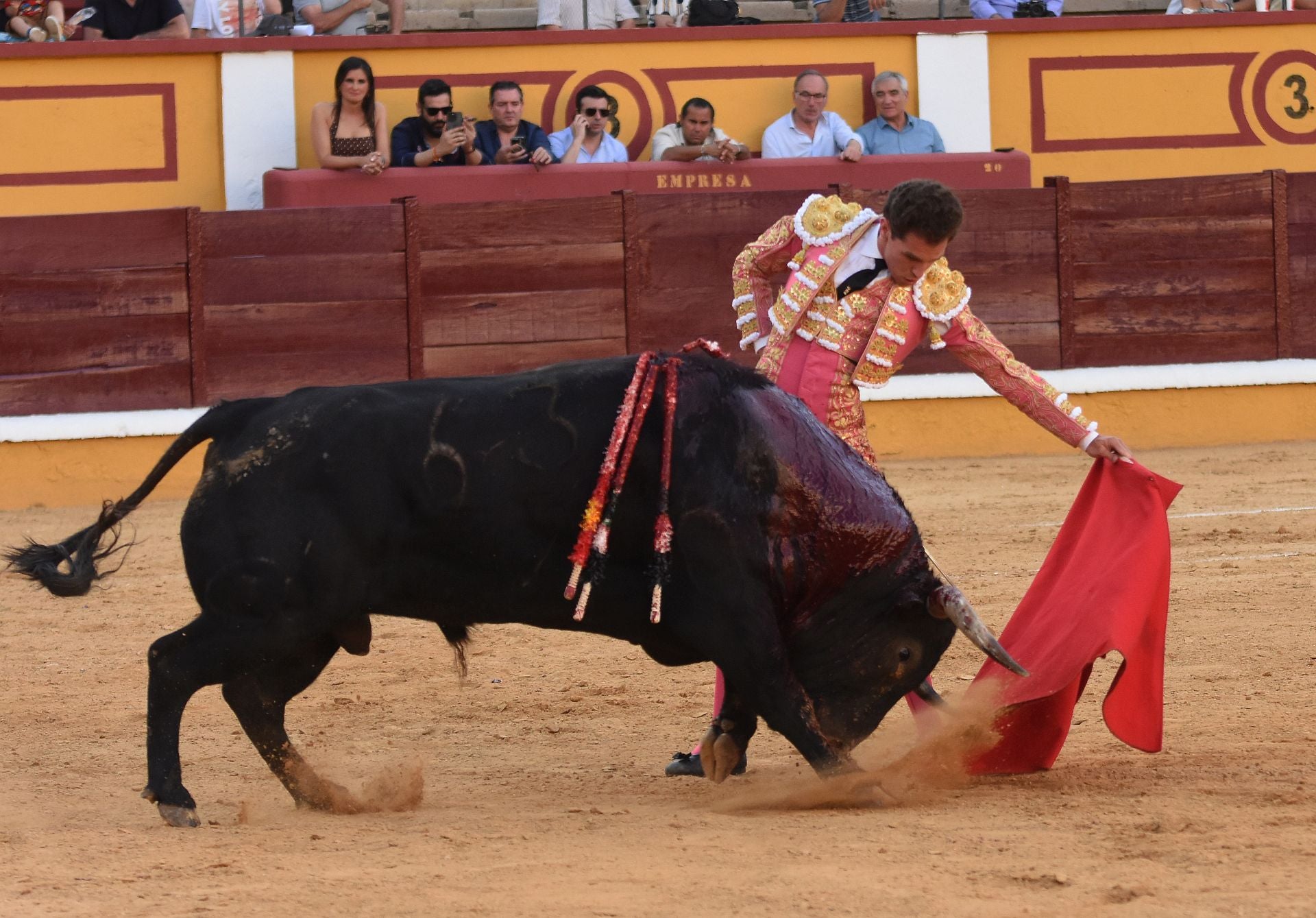 Ginés Marín recibió la recompensa a su actuación con dos ovaciones.