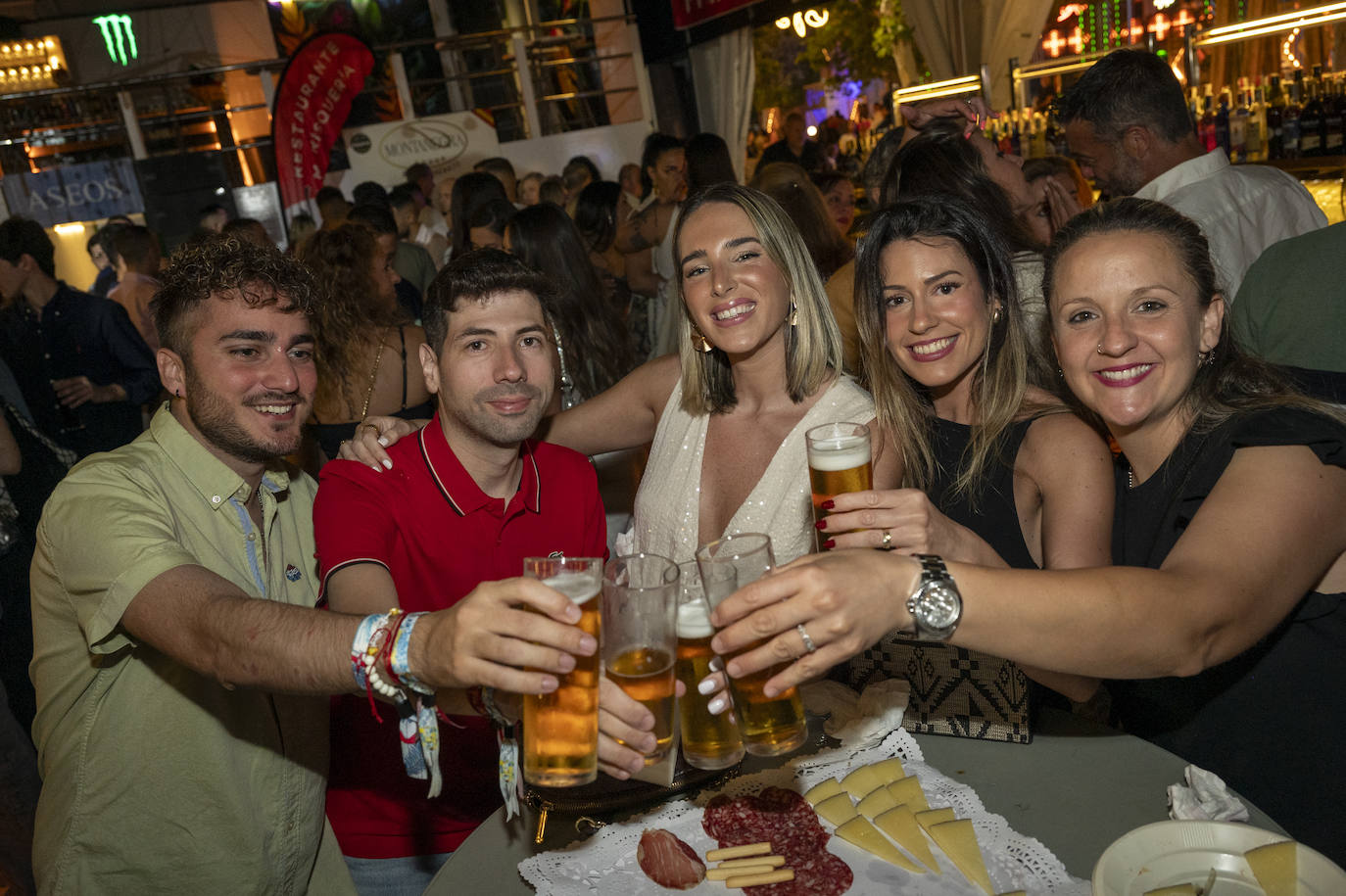 Aperitivos en las casetas durante la noche del sábado de feria