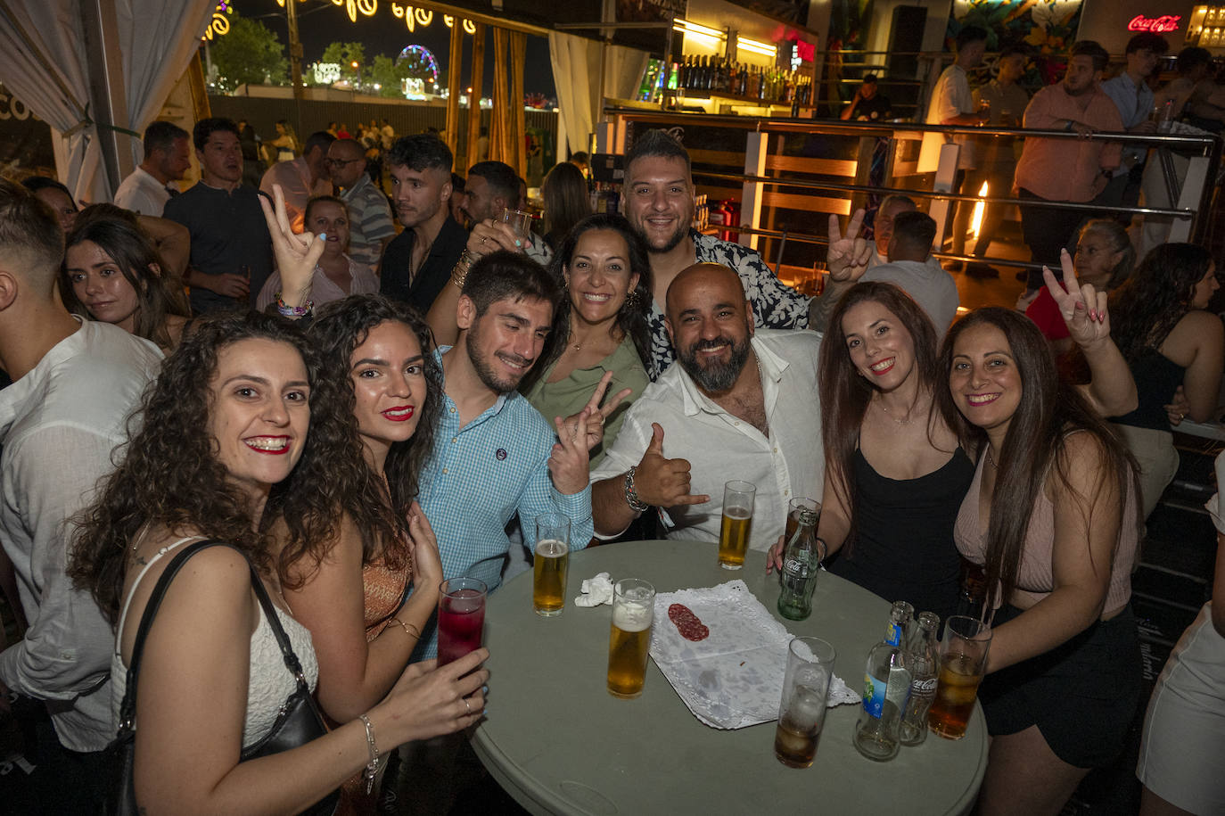 Aperitivos en las casetas durante la noche del sábado de feria