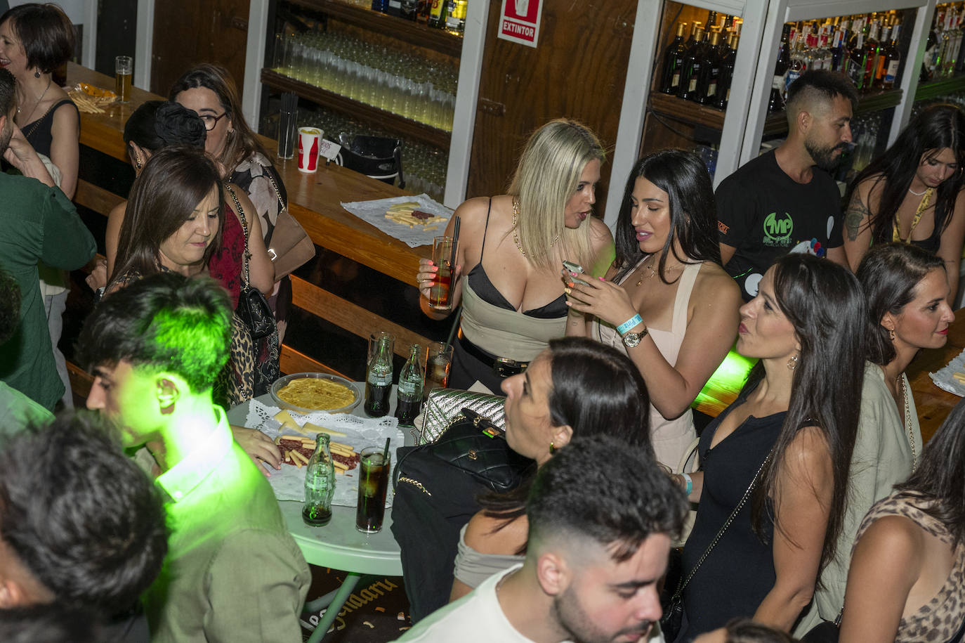 Aperitivos en las casetas durante la noche del sábado de feria