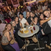 Aperitivos en las casetas durante la noche del sábado de feria