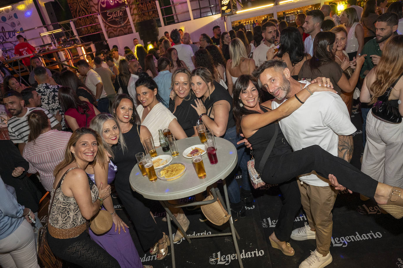 Aperitivos en las casetas durante la noche del sábado de feria