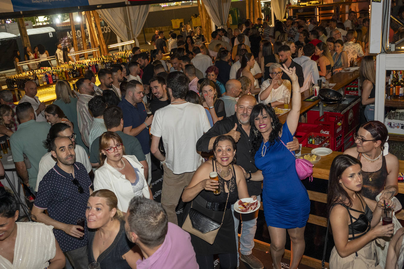 Aperitivos en las casetas durante la noche del sábado de feria