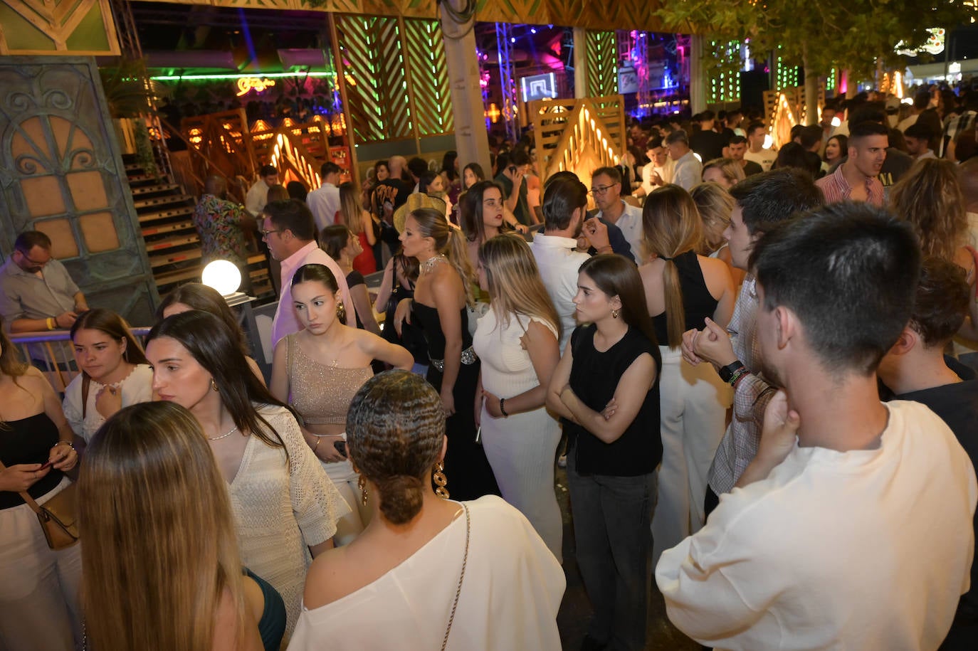 Fiesta en las casetas durante la noche del sábado