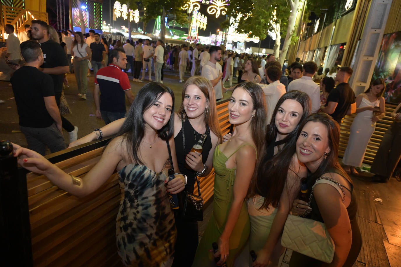 Fiesta en las casetas durante la noche del sábado