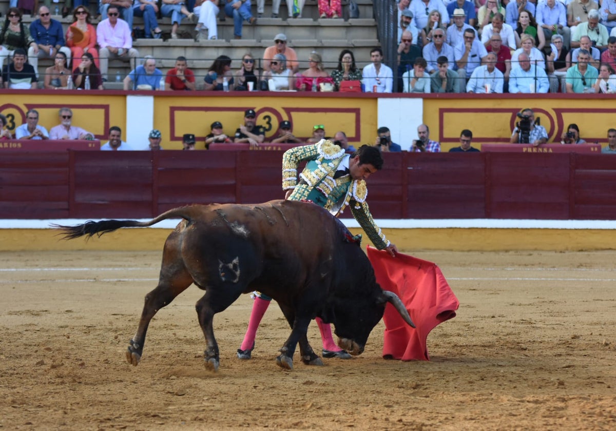 Natural de Perera a Contento, el primero de los dos toros que desorejó.