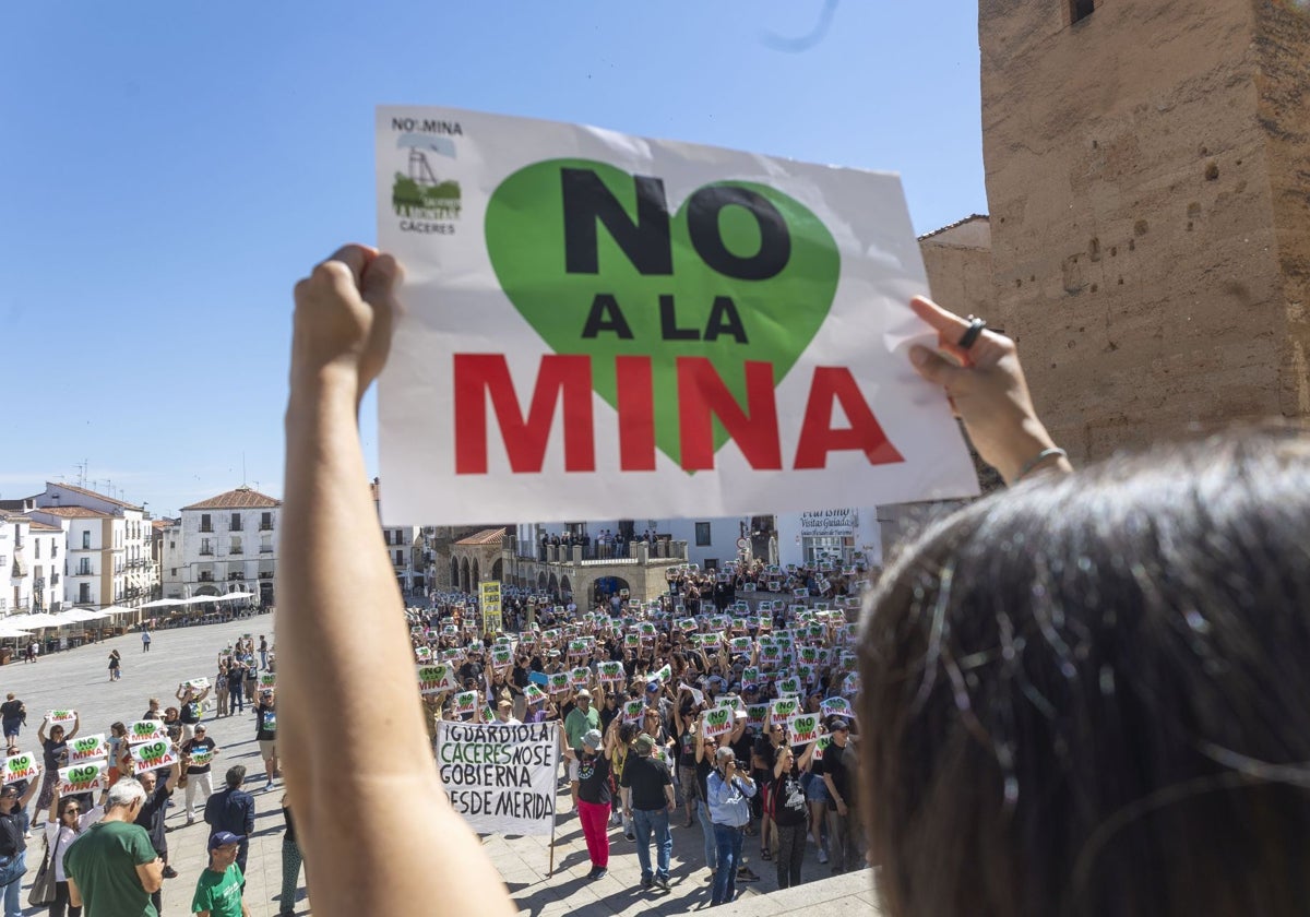 Concentración a las puertas del Ayuntamiento. Los manifestantes desafiaron las altas temperaturas.