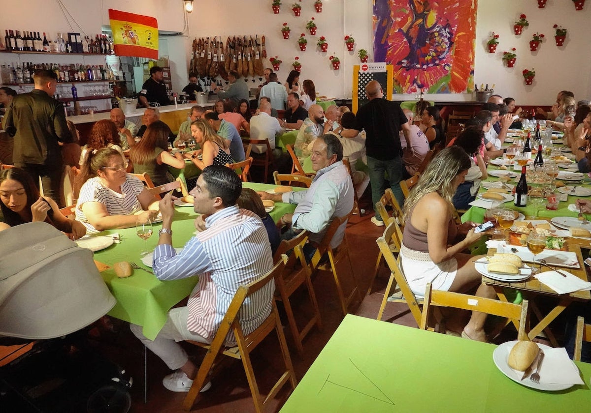 Gente comiendo este sábado en la caseta Tendido 22 del ferial.