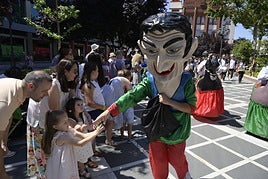 Gigantes y cabezudos en la plaza de San Francisco