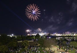 Fuegos artificiales en la noche de San Juan de Badajoz