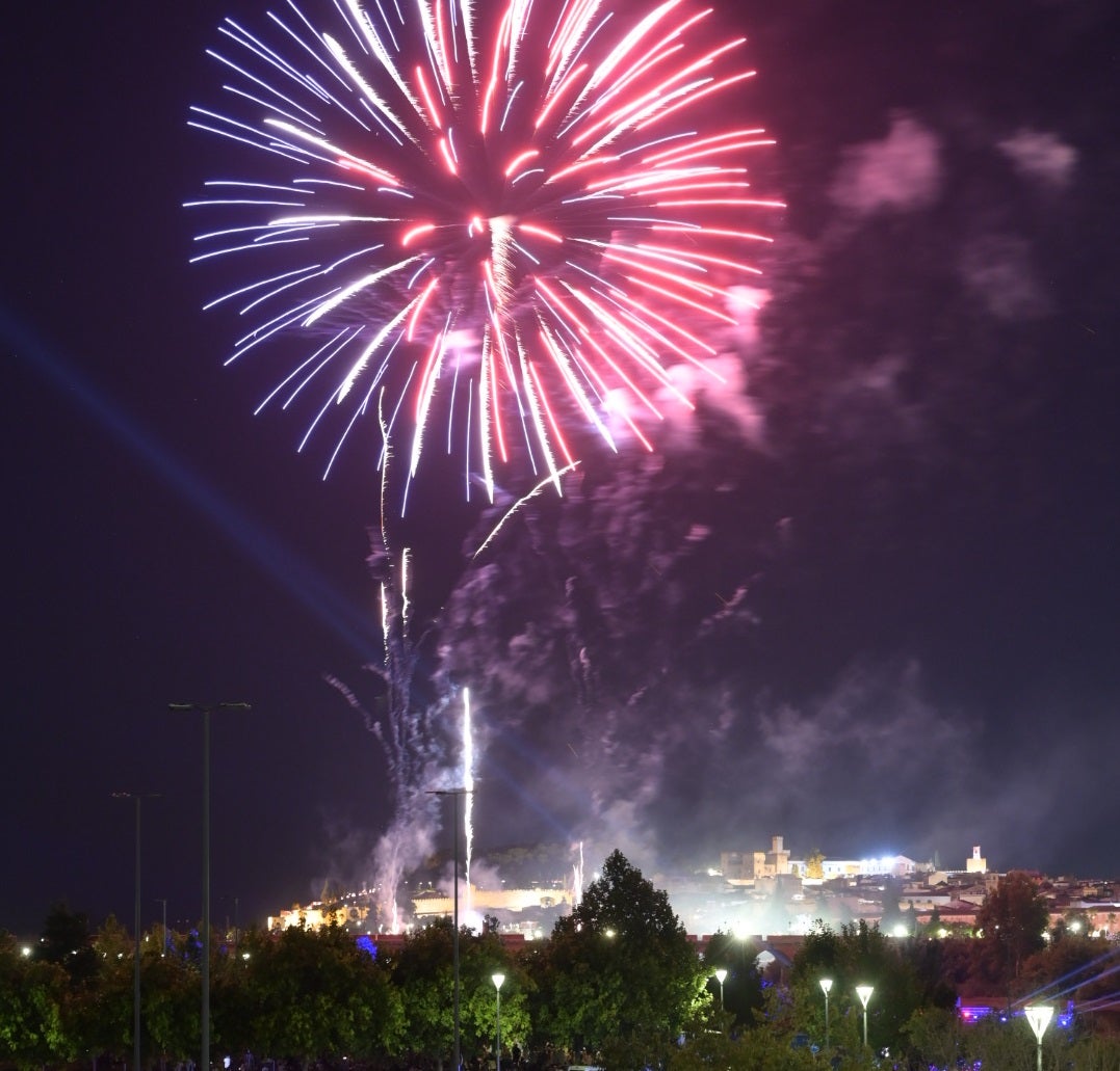 Fuegos artificiales en la noche de San Juan de Badajoz