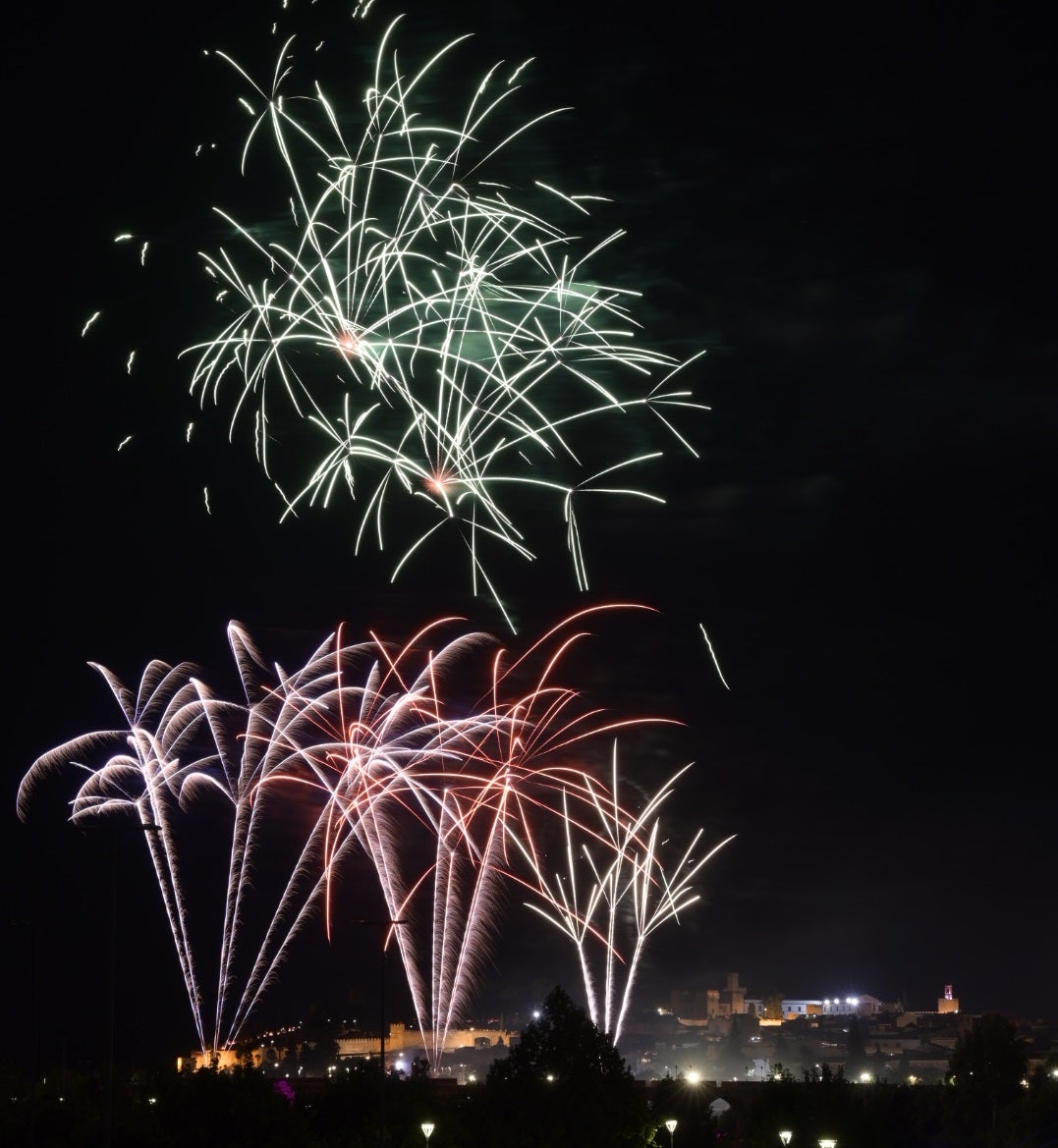 Fuegos artificiales en la noche de San Juan de Badajoz