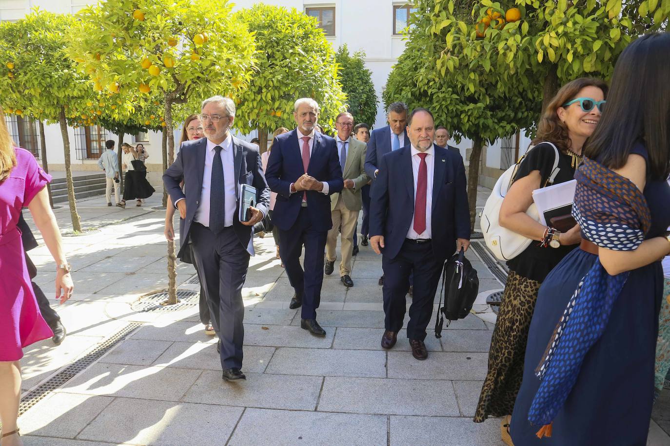 Diputados e invitados llegan a la primera jornada del debate sobre el estado de la región