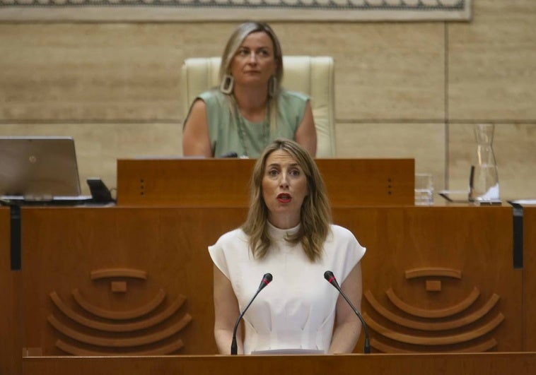 La presidenta de la Junta, María Guardiola, en el debate sobre el estado de la región; detrás, la presidenta del Parlamento regional, Blanca Martín.