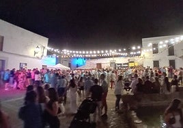 Gran ambiente durante la verbena popular.