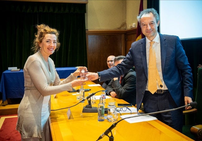 El presidente de la SEN, Jesús Porta-Ettesam, entrega el premio a la neuróloga emeritense.