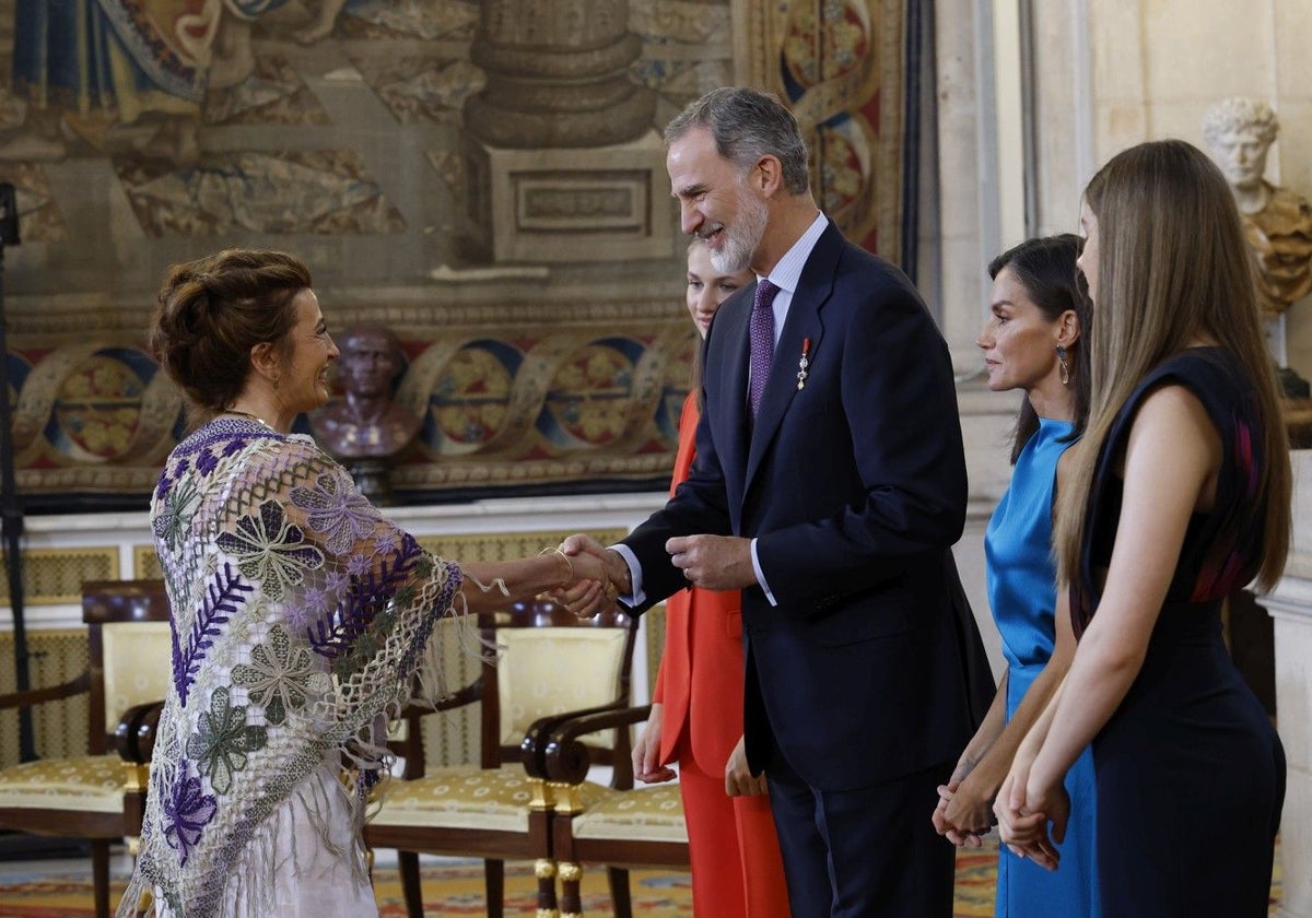 El Rey entrega la condecoración a Esther Cubo, en presencia de la Reina, la princesa y la infanta.