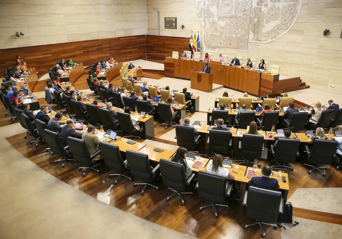 Diputados en la Asamblea de Extremadura durante el debate sobre el estado de la región.