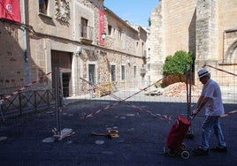 La plaza del Doctor Durán, vallada para los trabajos de remodelación que comenzaron el lunes.