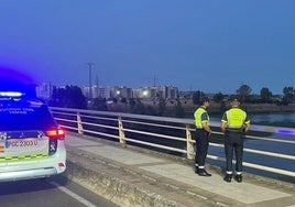 Guardias civiles en el puente Real.