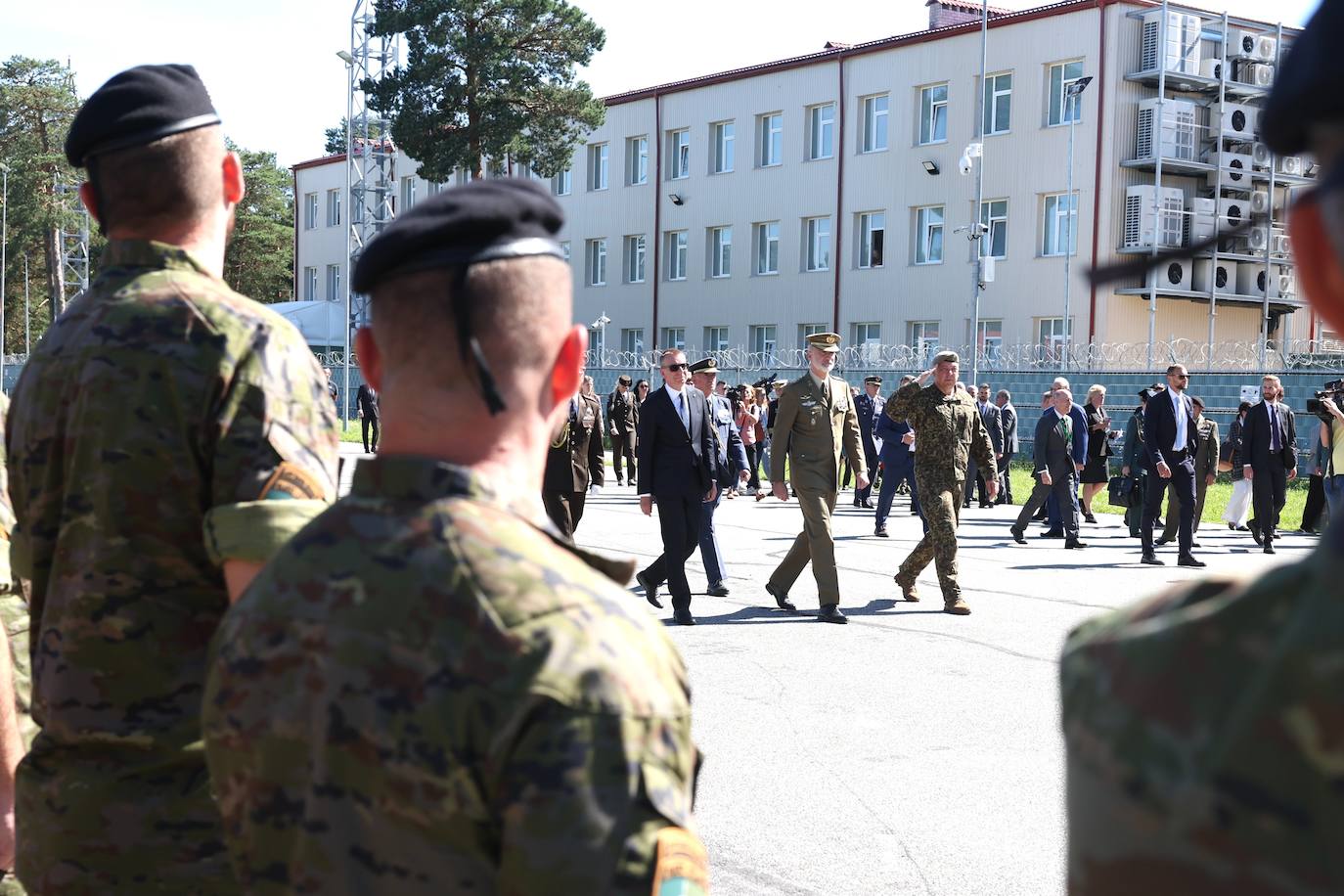 El Rey Felipe VI visita a los militares españoles desplegados en Letonia