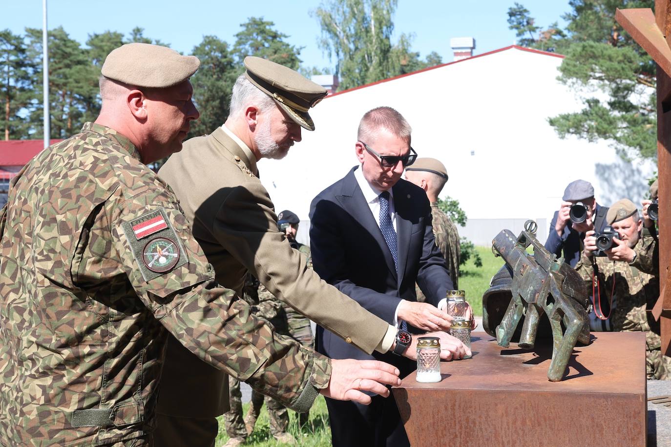 El Rey Felipe VI visita a los militares españoles desplegados en Letonia